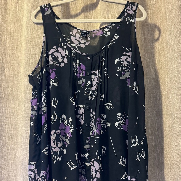 Torrid | Sleeveless Chiffon Floral Tank Top | Size 2 - Picture 2 of 7